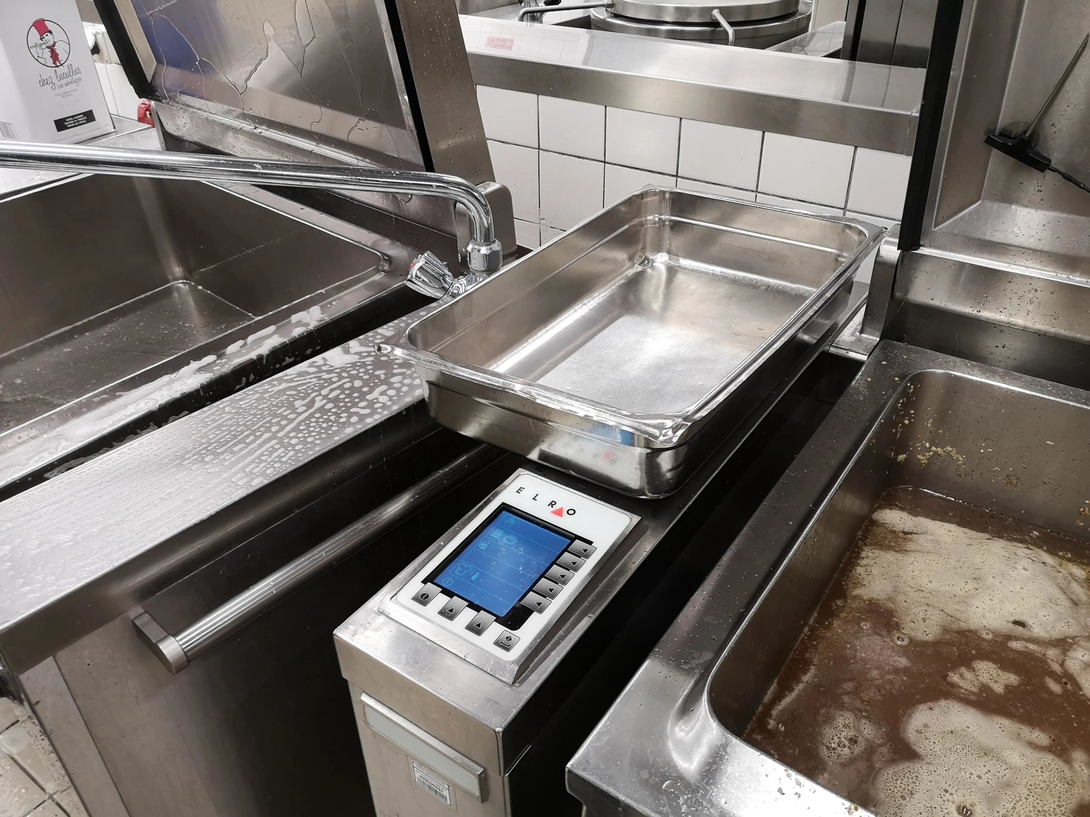 Observation en cuisine professionnelle : braisière Elro avec plateau de service posé à côté de l'interface, cuve en fonctionnement