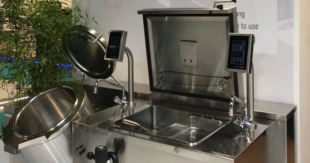 Braisière Elro finalisée avec nouvelle interface tactile, présentée en conditions d'exposition